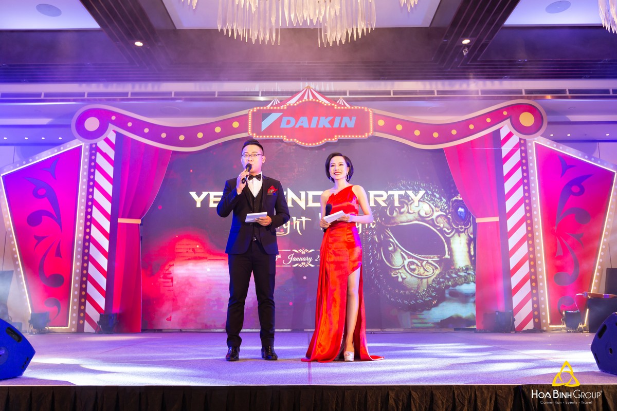 2 MCs at the party introduced achievements of the company in 2019