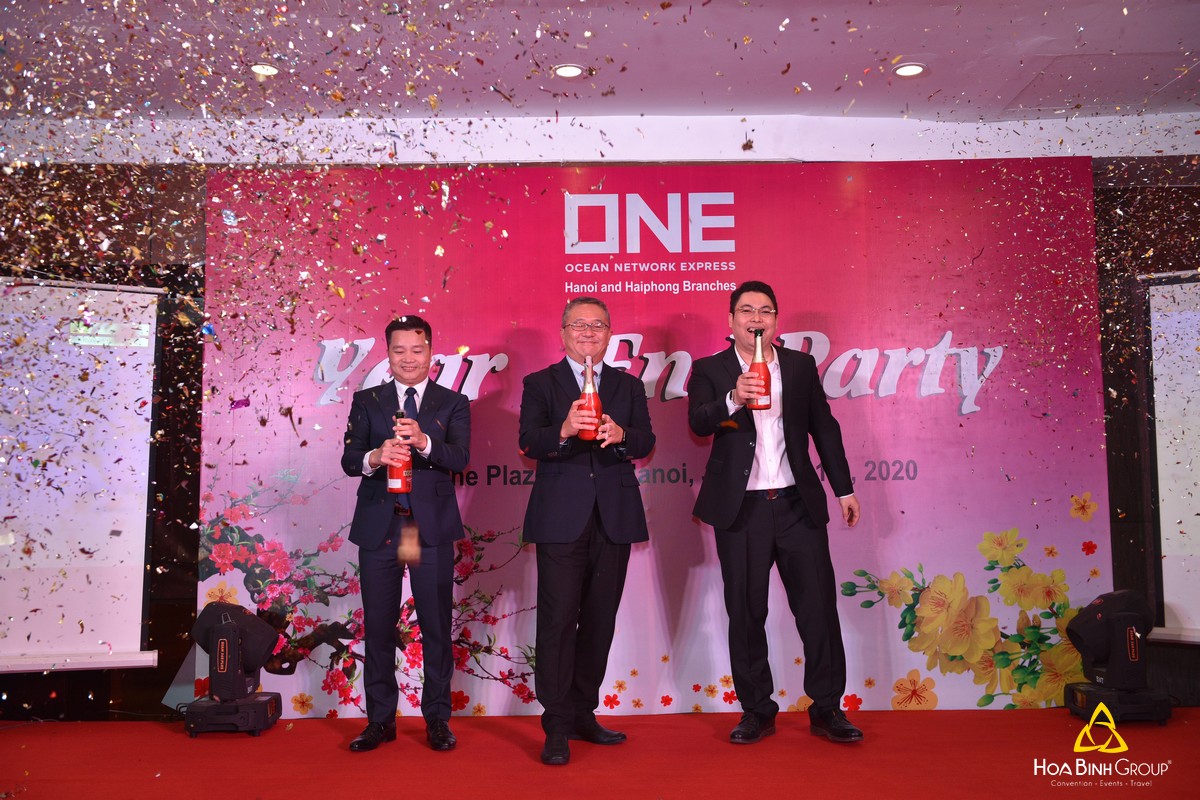 The leaders of the company toasted the cup for the success of the company