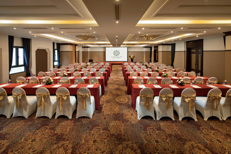 The conference room is neatly decorated and stands out for its elegance