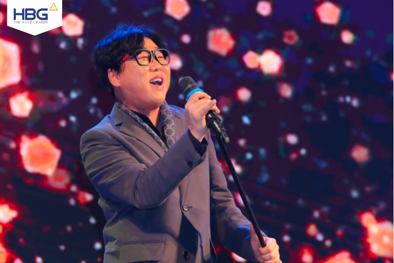 The art program at the festival featured Byun Jin Sub, one of the leading Ballad vocalists loved by many Koreans, with the songs "Being Alone," "It's too Late," "Like Birds," and “All I can give you is love.”