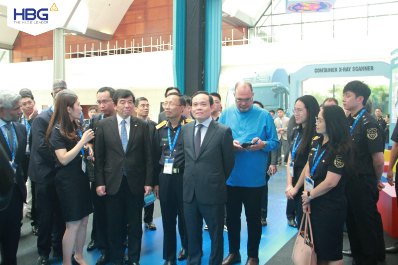 Deputy Prime Minister Tran Luu Quang visits the exhibition booth of Vietnam customs