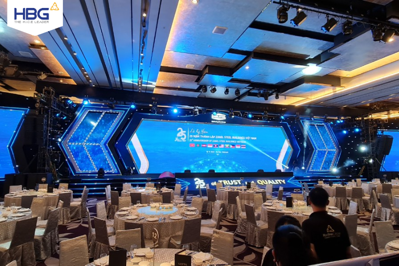 The modern LED screen system contributes to creating a majestic hall space
