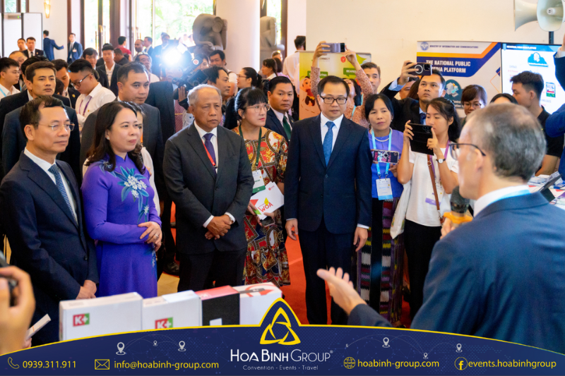 Vice President Vo Thi Anh Xuan, Minister of Information and Communications Nguyen Manh Hung and delegates visiting the exhibition