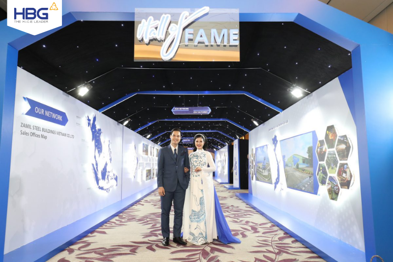MC Duy Tiim and MC Hai Van - Two famous MCs of VTV took pictures at the Hall of Fame tunnel