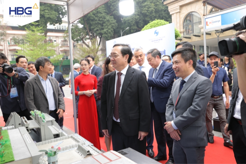 Mr. Huynh Thanh Dat and delegates visited the display booth within the framework of the event