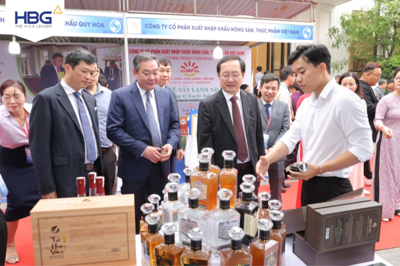 Mr. huynh Thanh Dat, Mr. Le Hong Son and delegates visited the display booth within the framework of the event